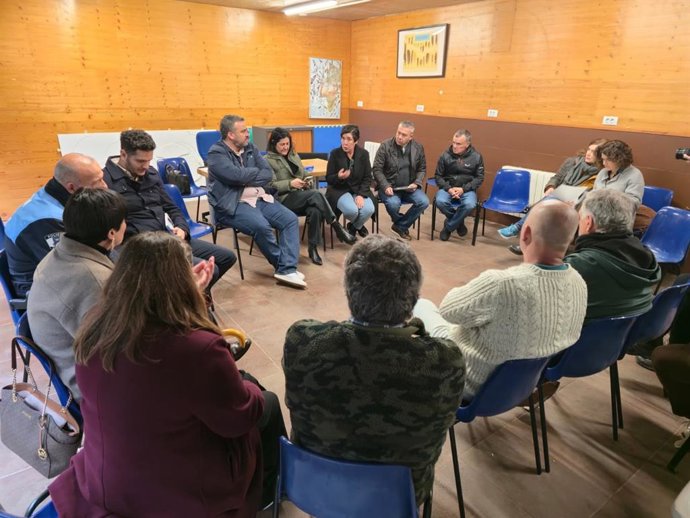 Reunión entre representantes del Cabildo de Tenerife y colectivos vecinales de Anaga para evaluar medidas de movilidad en el parque rural