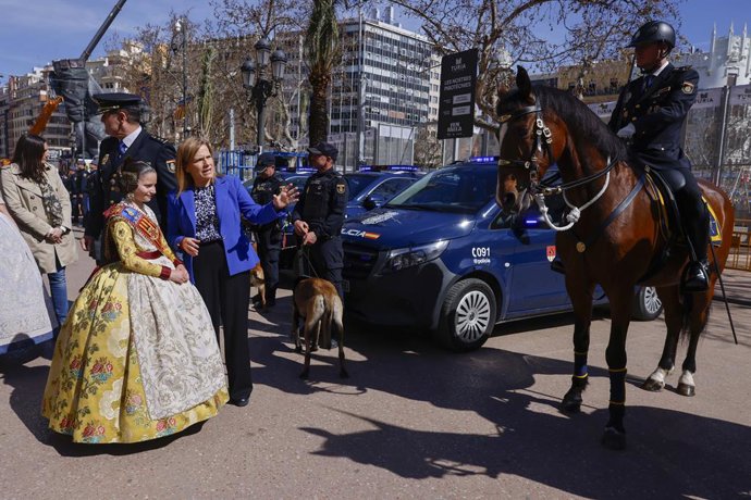 La delegada del Govern a la Comunitat Valenciana, Pilar Bernabé, vas agafar a l'exhibició del dispositiu especial de Falles de la Policia Nacional a les Falleres Majors de València, a 12 de març del 2026, a València