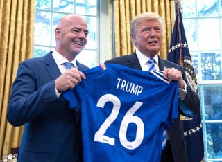 Archivo - El presidente de Estados Unidos, Donald Trump, y el presidente de la FIFA, Gianni Infantino, en un encuentro en la Casa Blanca