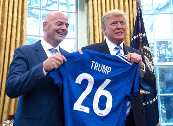 Archivo - El presidente de Estados Unidos, Donald Trump, y el presidente de la FIFA, Gianni Infantino, en un encuentro en la Casa Blanca