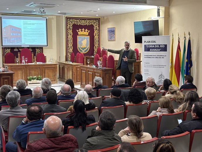 Presentación de la EDIL en el Salón de Plenos del Consistorio coriano.