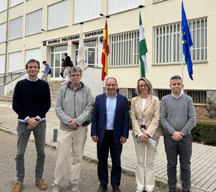 El director de la Escuela Politécnica Superior de Belmez, José Ramón Jiménez Romero (centro), con su equipo.