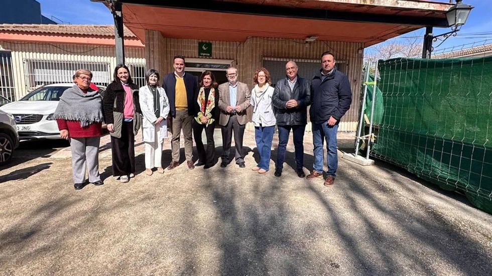 Botella (centro), ante el área de Urgencias del Centro de Salud de Priego de Córrdoba.