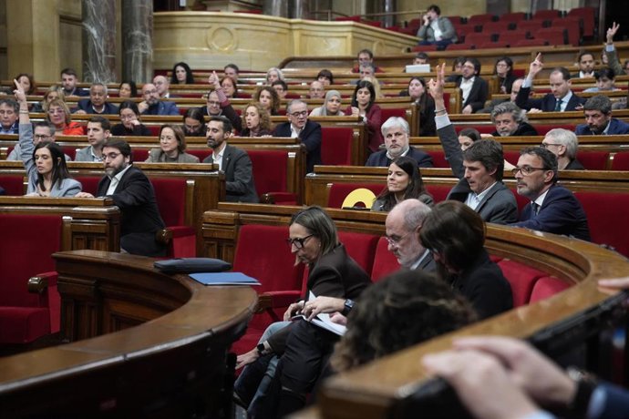 Archivo - Votaciones durante un pleno en el Parlament de Cataluña, a 12 de febrero de 2026, en Barcelona, Cataluña (España).