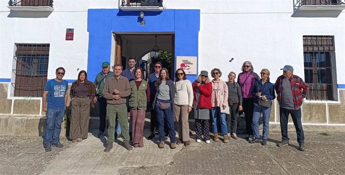 Participantes en la jornada práctica de restauración ecológica de ecosistemas agrarios.