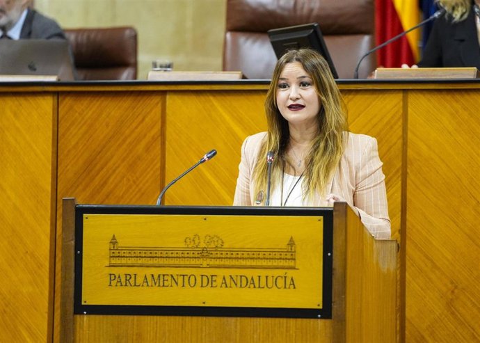La diputada del Grupo Socialista Verónica Pérez interviene en el Pleno del Parlamento andaluz.