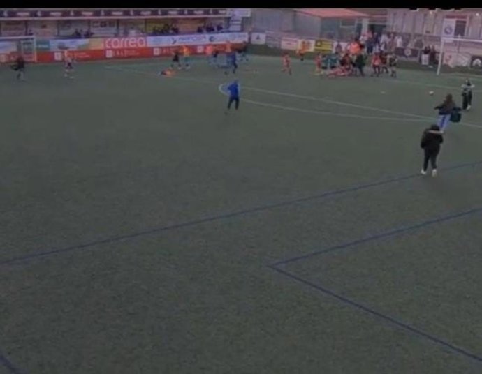 Imagen del momento de la agresión a una futbolista menor de edad, supuestamente por tres jugadoras del equipo rival al finalizar el partido en el estadio Pepe Quimara Llanera (Posada de Llanera).