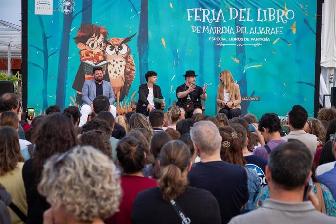 Varios escritores conversan con el público en una reciente edición de la Feria del Libro de Mairena del Aljarafe.