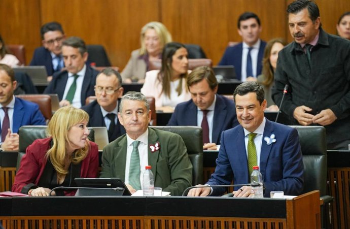 El presidente de la Junta de Andalucía, Juanma Moreno (d) en su escaño durante el desarrollo de la sesión de control al Gobierno del Parlamento de Andalucía. A 12 de marzo de 2026 en Sevilla (Andalucía, España).