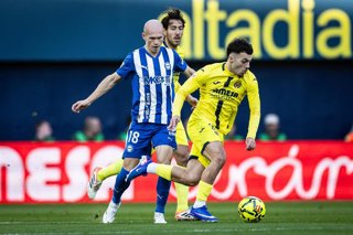 Archivo - El jugador del Deportivo Alavés Jon Guridi y el del Villarreal CF Georges Mikautadze disputan el balón en partido de LaLiga EA Sports.