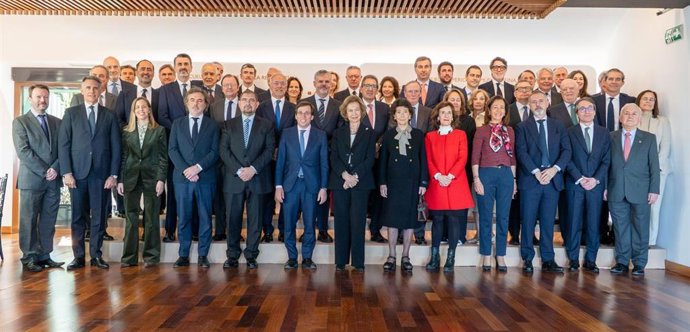 La Junta de Patronos de la Escuela Reina Sofía está compuesta por un amplio grupo de personalidades que representan a los diferentes sectores de la sociedad.