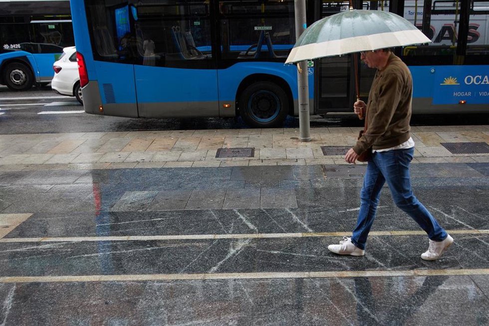 Archivo - Un hombre con paraguas camina bajo la lluvia por el centro de Madrid, a 7 de junio de 2023, en Madrid (España).