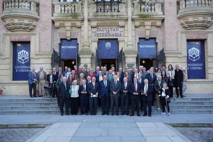 Foto de familia tras el acto de distinción de la Real Academia de Ingeniería de España a cuatro referentes en la ingeniería agronómica.