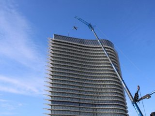 Hoy se ha comenzado a instalar la grúa en la azotea para construir el mirador acristalado.