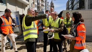 El alcalde de Sevilla, José Luis Sanz, supervisa las obras del carril bus segregado del BTR en la Plaza de la Encarnación.