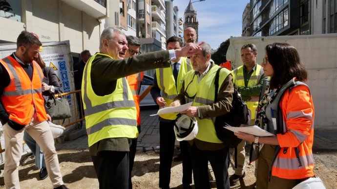 El alcalde de Sevilla, José Luis Sanz, supervisa las obras del carril bus segregado del BTR en la Plaza de la Encarnación.