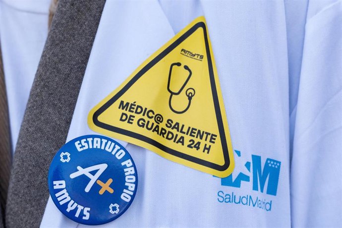 Un médico lleva una pegatina reivindicativa durante una concentración