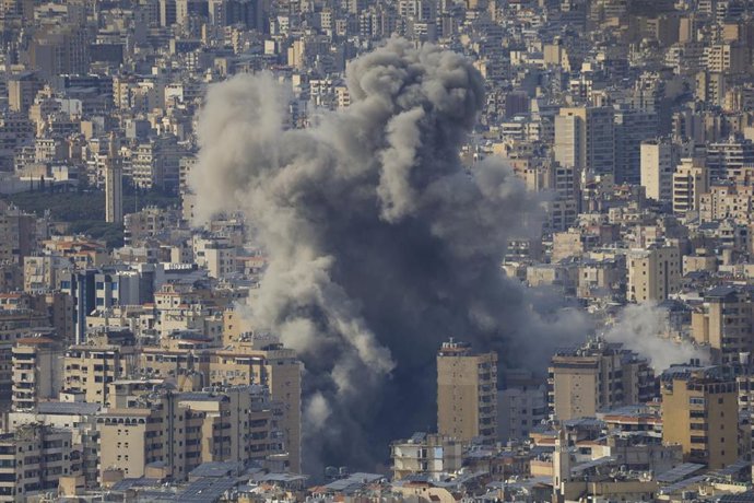 Columnas de humo por ataques de Israel sobre Beirut