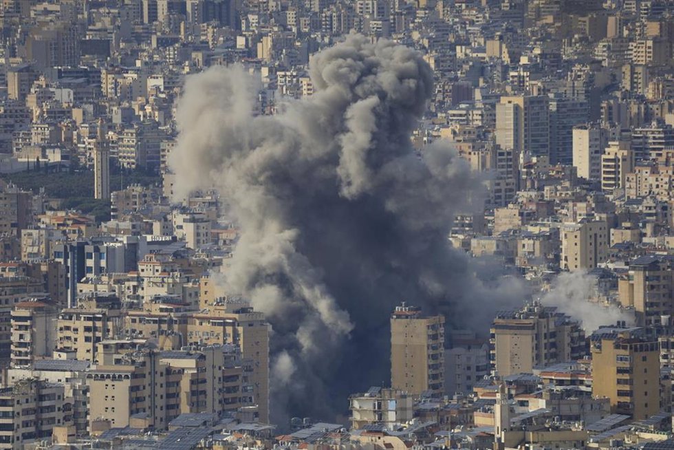 Columnas de humo por ataques de Israel sobre Beirut