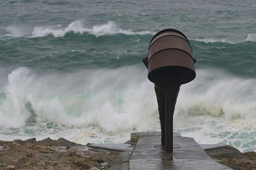 Archivo - Olas durante el frente meteorológico, a 23 de febrero de 2024, en A Coruña
