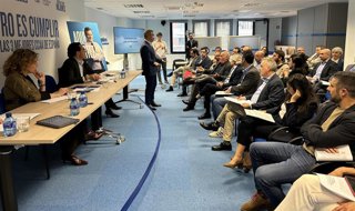 El vicesecretario 'popular' Juan Bravo, durante el encuentro con autónomos y pequeños empresarios, en presencia del presidente del PP de Valladolid, Conrado Íscar, y la candidata por Valladolid, María Pardo.