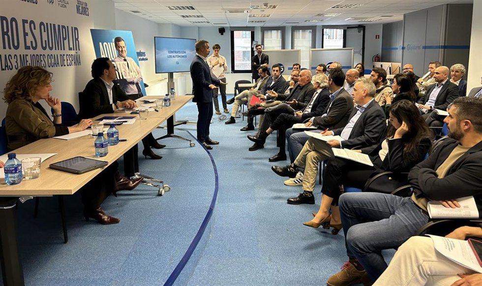El vicesecretario 'popular' Juan Bravo, durante el encuentro con autónomos y pequeños empresarios, en presencia del presidente del PP de Valladolid, Conrado Íscar, y la candidata por Valladolid, María Pardo.