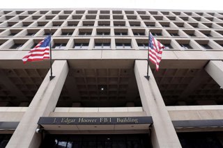 Banderas de Estados Unidos en la sede del FBI