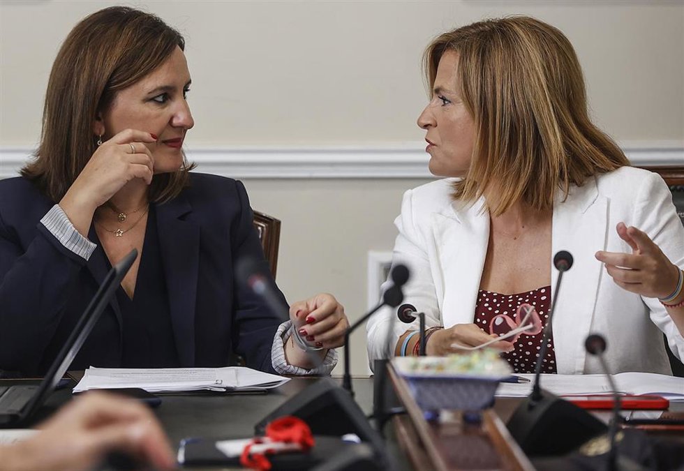 Archivo - La alcaldesa de Valencia, María José Catalá (i), y la delegada del Gobierno en la Comunidad Valenciana, Pilar Bernabé (d), durante la sesión de la Junta Local de Seguridad con motivo de la Festividad del 9 dOctubre, en el Ayuntamiento de Vale