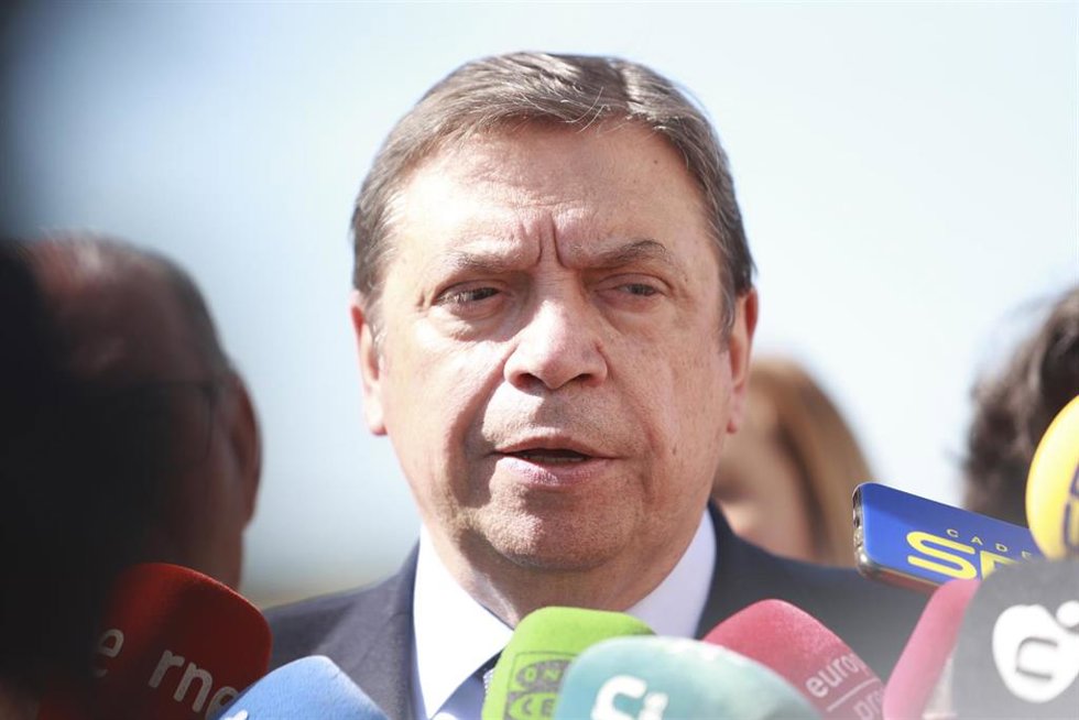 Archivo - El ministro de Agricultura, Pesca y Alimentación, Luis Planas, atiende a los medios de comunicación tras la reunión con la flota pesquera de cerco del Golfo de Cádiz, a 13 de febrero de 2025 en Cádiz (Andalucía, España). El ministro de Agricul