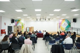 Reunión del alcalde de Córdoba, José María Bellido, y concejales con la Asociación vecinal Aqua Vetus de Poniente y representantes vecinales del barrio.