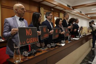 Los concejales del PSOE con los carteles de 'No a la guerra' en el Pleno.