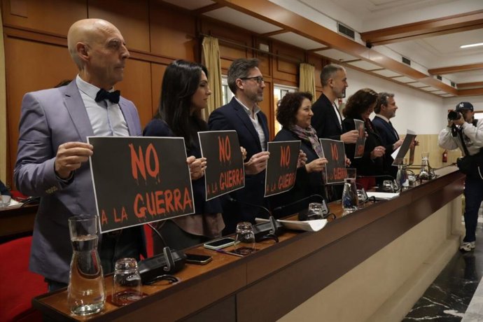 Los concejales del PSOE con los carteles de 'No a la guerra' en el Pleno.