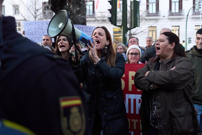 La portavoz nacional de Agenda España de Vox, Isabel Pérez Moñino, tras hacer declaraciones sobre inmigración y seguridad en la Delegación del Gobierno, con motivo de una concentración de vecinos de municipios en contra de centros de menores migrantes