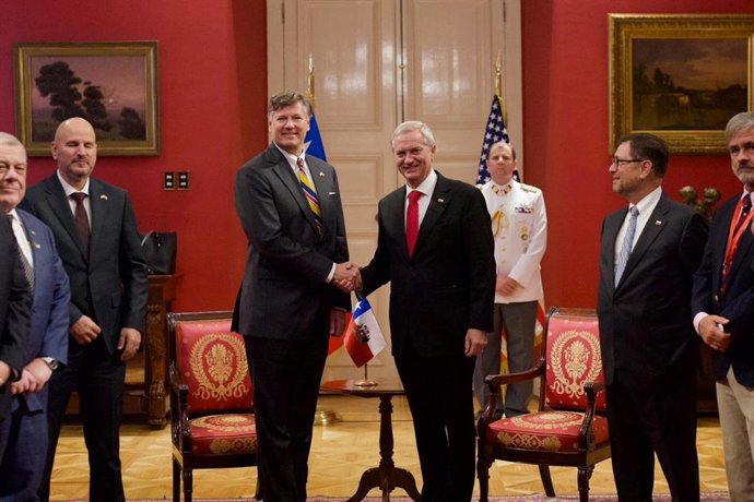 O presidente do Chile, José Antonio Kast, e o vice-secretário de Estado dos EUA, Christopher Landau, na assinatura da Declaração Conjunta para o Estabelecimento de Consultas sobre Minerais Críticos e Terras Raras.