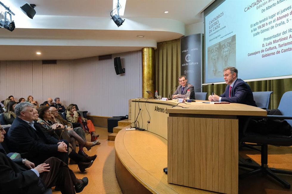 El consejero de Cultura, Turismo y Deporte, Luis Martínez Abad, asiste a la presentación del libro Cántabros ilustres en Cádiz.
