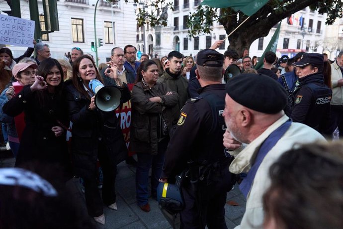La portavoz de Vox en la Asamblea de Madrid, Isabel Pérez Moñino, interviene con un megáfono