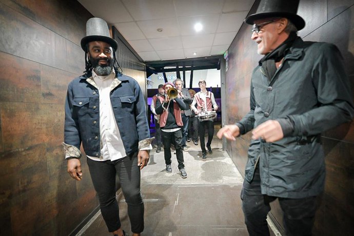 La Sala Repvblicca de Mislata (Valencia) ha celebrado en la tarde de este jueves un "entierro festivo" y simbólico para "seguir reivindicando la ampliación de su aforo a lo que marca la ley".