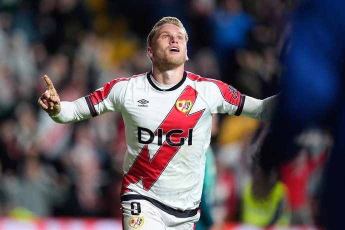 Archivo - Arquivo - Alemao, do Rayo Vallecano, comemora um gol durante a partida de futebol da Liga Espanhola, LaLiga EA Sports, disputada entre o Rayo Vallecano e o Deportivo Alaves no Estádio de Vallecas, em 26 de outubro de 2025, em Madri, Espanha.