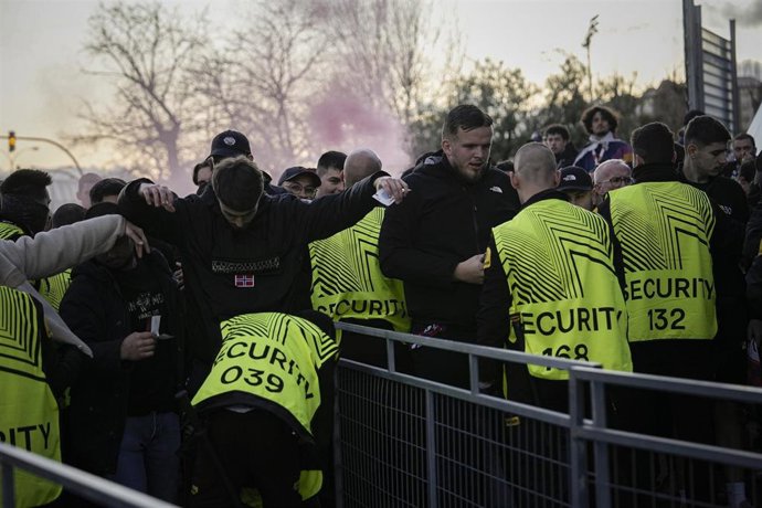 Imaxes de afeccionados do Lyon entrando a Balaídos.