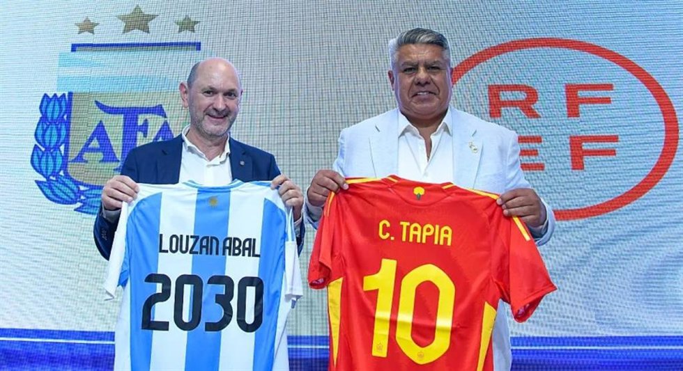 Archivo - El presidente de la RFEF, Rafael Louzán, y el presidente de la AFA, Claudio Tapia