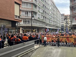 Concentracion de parte de la plantilla de Tubos Reunidos frente a la sede de la empresa en Bilbao