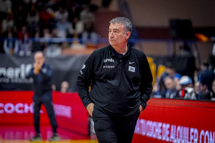 Archivo - El seleccionador nacional femenino de baloncesto, Miguel Méndez