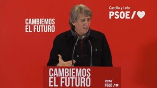 El secretario general del PSOE de Castilla y León y candidato a la Presidencia de la Junta, Carlos Martínez, en un acto de campaña electoral en Villablino (León).