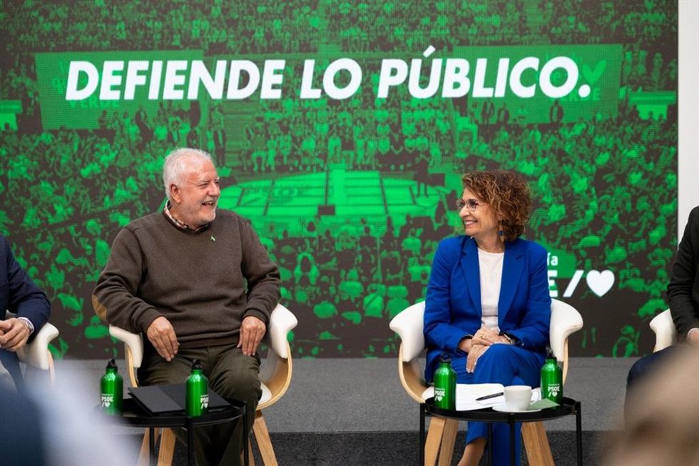 La secretaria general del PSOE-A, vicepresidenta primera del Gobierno de España y ministra de Hacienda, María Jesús Montero, en una reunión con FOAM