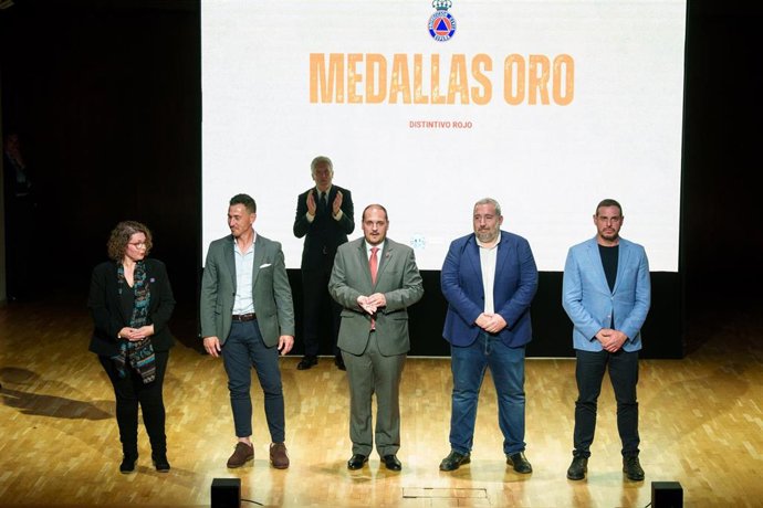Entrega de la medalla de oro a implicado en el accidente ferroviario de Adamuz, durante la ceremonia de entrega de las medallas al Mérito de la Protección Civil