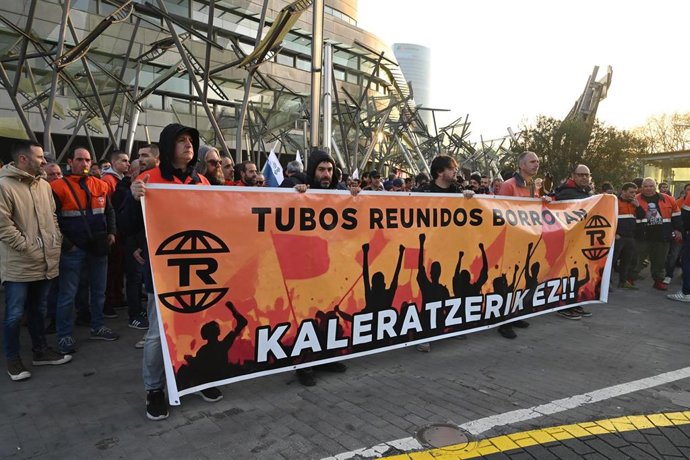 Trabajadores de Tubos Reunidos se concentran contra el ERE, frente al Palacio Euskalduna de Bilbao