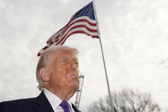 11 de março de 2026, Washington, Distrito de Columbia, EUA: O presidente dos Estados Unidos, Donald J. Trump, fala com os membros da mídia no Jardim Sul da Casa Branca, em Washington, DC, EUA, antes de embarcar no Marine One a caminho de Hebron, Kentucky,