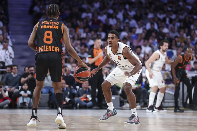 Jean Montero, do Valencia Basket, e Theo Maledon, do Real Madrid, em ação durante a partida da EuroLiga da Turkish Airlines entre o Real Madrid e o Valencia Basket na Movistar Arena, em 12 de março de 2026, em Madri, Espanha.