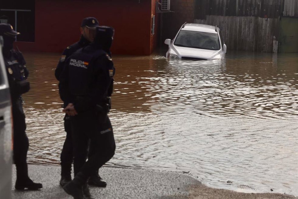 Archivo - Miembros de la Policía Nacional realizan labores de vigilancia en el poblado de Doñablanca desalojado por inundación. Imagen de archivo.