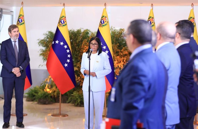 La presidenta encargada de Venezuela, Delcy Rodríguez, comparece en el acto de firma de un acuerdo con la empresa energética española Repsol